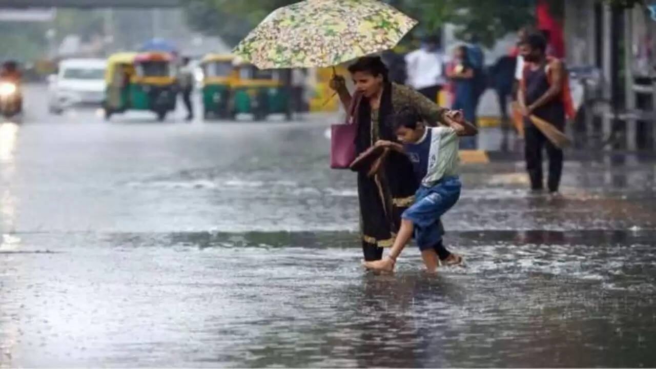 मानसून की बारिश से देशभर में बाढ़ और भूस्खलन की स्थिति