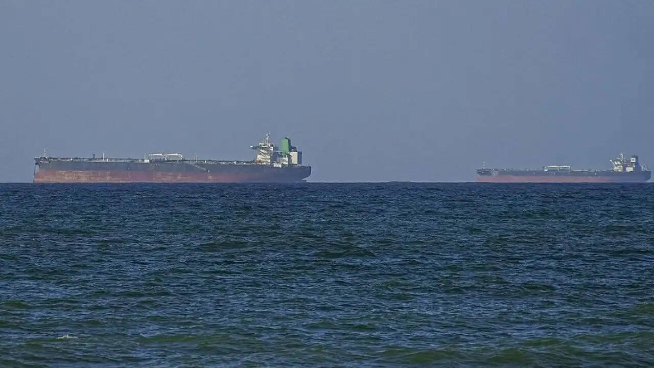 ईरान के जलक्षेत्र में वाणिज्यिक जहाजों पर गोलीबारी: समुद्री सुरक्षा पर नई चिंताएँ