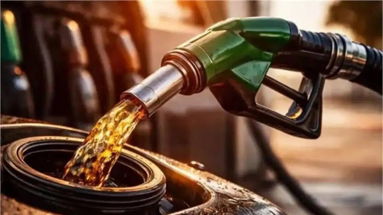 कच्चे तेल की कीमतों में गिरावट: क्या होगा घरेलू ईंधन पर असर?