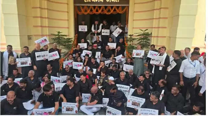 बिहार विधानसभा में हंगामा: विपक्ष ने काले कपड़े पहनकर किया प्रदर्शन