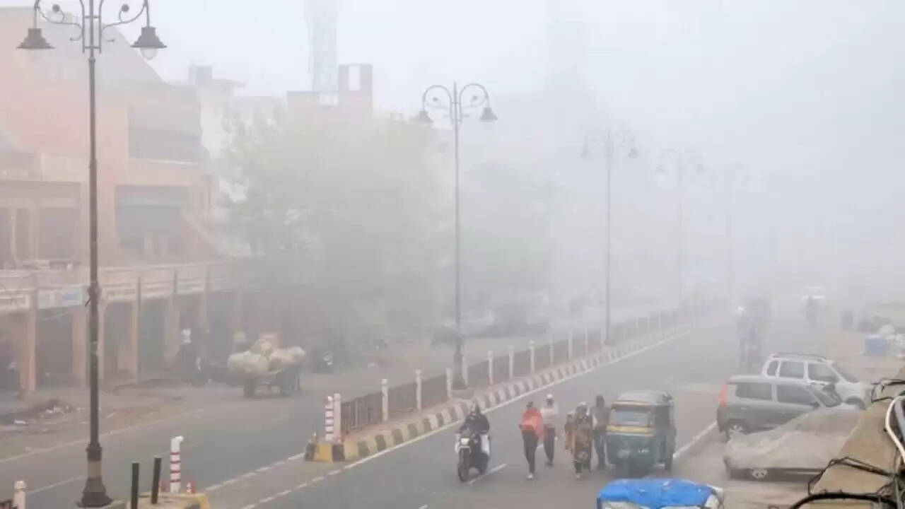 उत्तर भारत में सर्दी की दस्तक: दिल्ली में तापमान में गिरावट और दक्षिण में बारिश का अलर्ट