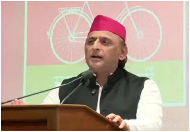 अखिलेश यादव ने डिप्टी सीएम को सीएम बनने का दिया नया ऑफर