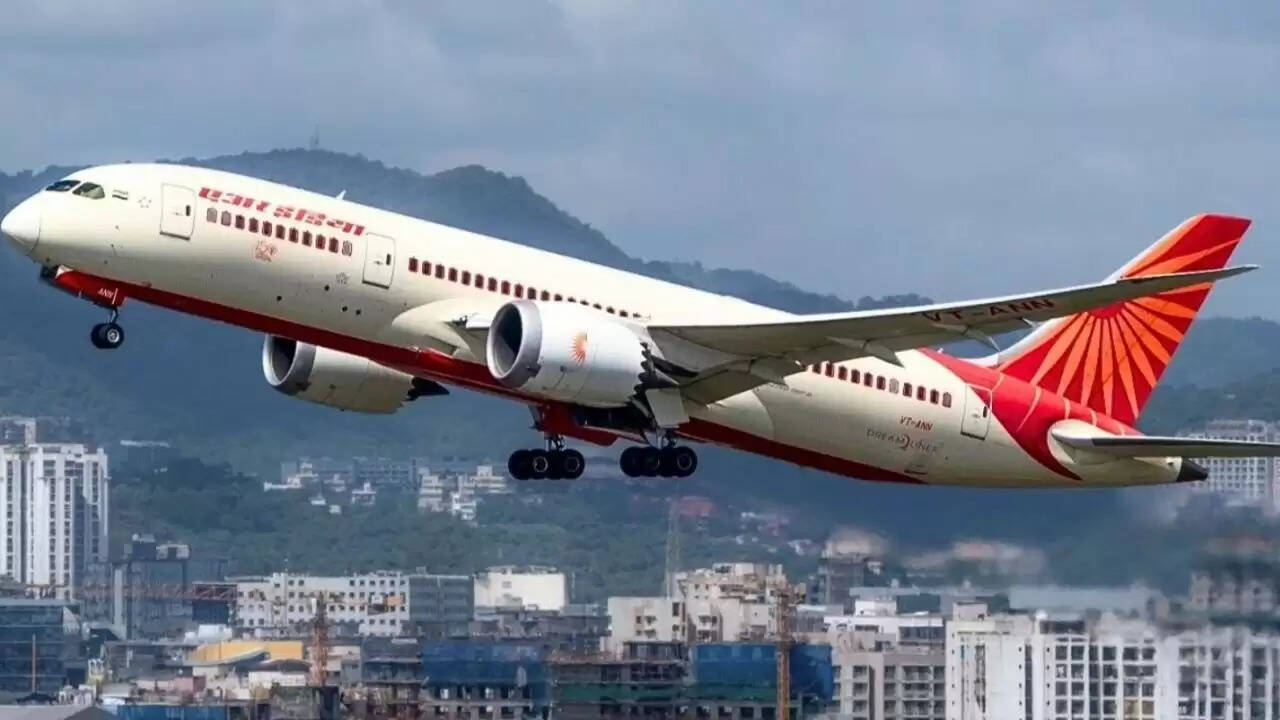 एयर इंडिया की फ्लाइट में बम की धमकी: रियाद में आपात लैंडिंग