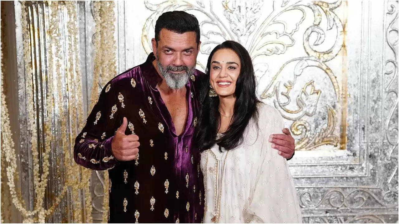 बॉबी देओल और प्रीति जिंटा की दिवाली पार्टी में दिलकश मुलाकात