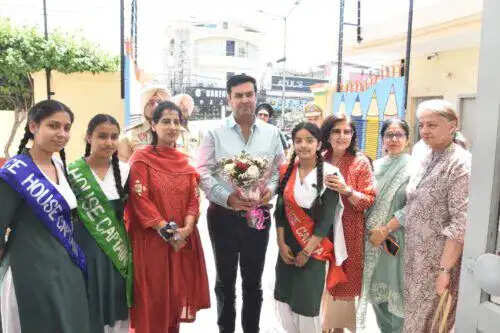 ए.एन. गुजराल सीनियर सेकेंडरी स्कूल में भव्य ग्रेजुएशन समारोह