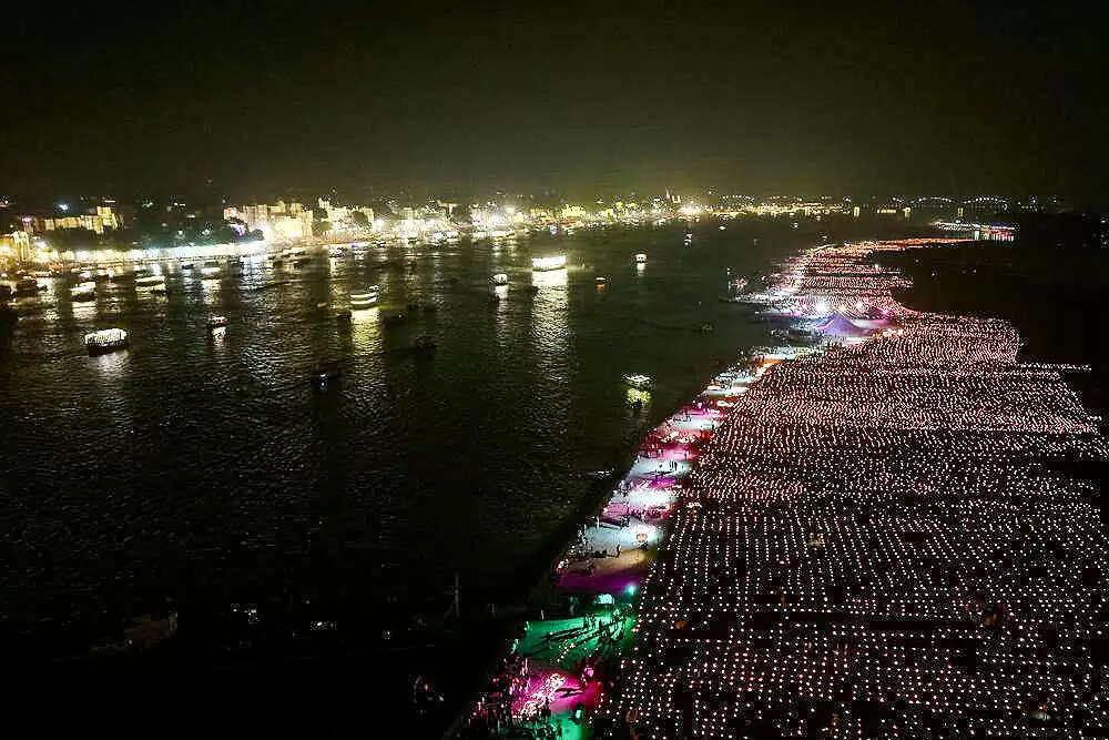 काशी में धूमधाम से मनाई गई देव दीपावली, 25 लाख दीयों से जगमगाया शहर