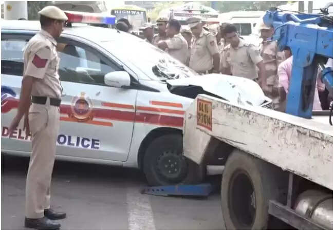 दिल्ली में पुलिस वैन से चाय विक्रेता की मौत, कांस्टेबल गिरफ्तार