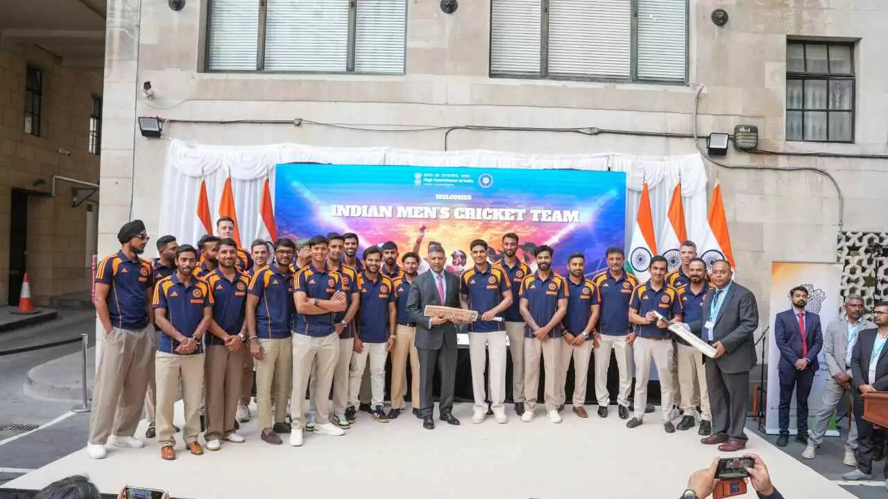 भारतीय क्रिकेट टीम का लंदन में सम्मान, कप्तान और कोच ने दिए खास उपहार