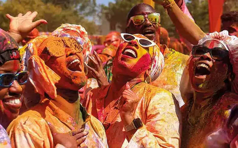 होली का जश्न: राजस्थान में विदेशी मेहमानों के साथ रंगों की बौछार