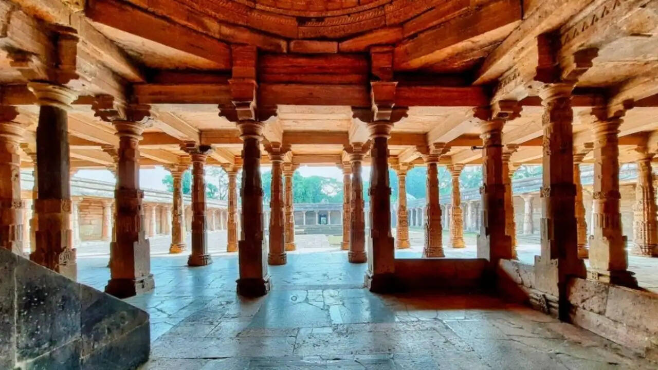 भोजशाला पर हाई कोर्ट का ऐतिहासिक फैसला: मंदिर मानने की टिप्पणी से बढ़ी चर्चाएं