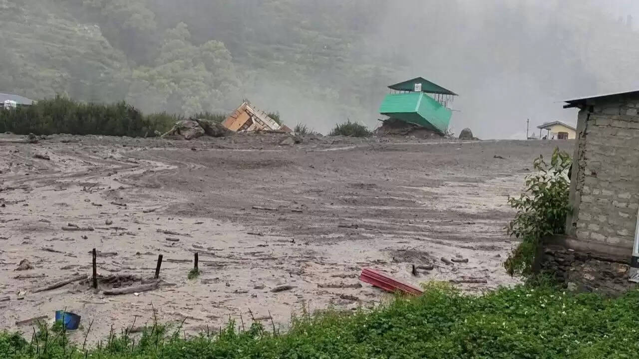उत्तरकाशी में बादल फटने से आई बाढ़ ने मचाई तबाही, 28 यात्री लापता