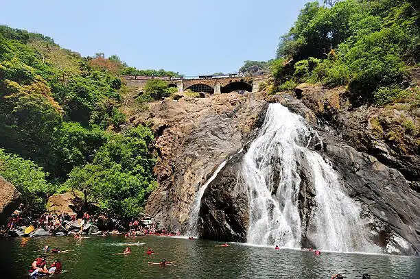 भारत के मानसून में अद्भुत झरनों की यात्रा