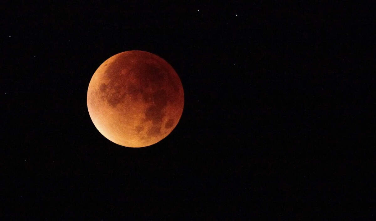 फाल्गुन पूर्णिमा पर चंद्र ग्रहण: जानें किन राशियों पर पड़ेगा असर