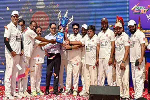 दिल्ली में सांसदों और पुलिस के बीच टीबी मुक्त भारत के लिए क्रिकेट मैच