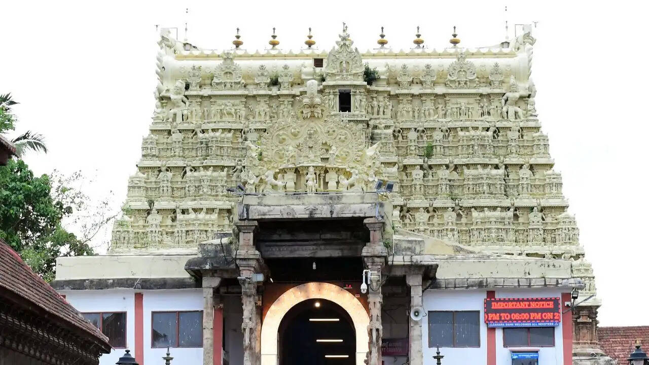 केरल के पद्मनाभस्वामी मंदिर से गहनों की चोरी ने उठाए सवाल