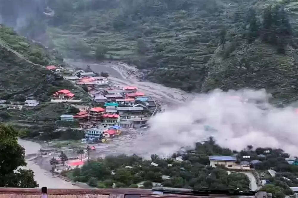 उत्तरकाशी में बादल फटने से आई बाढ़, धराली कस्बा तबाह