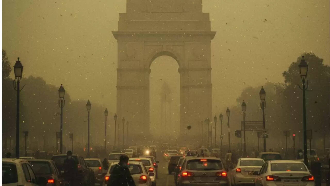 दिल्ली में प्रदूषण की स्थिति: दिवाली के बाद बढ़ा वायु गुणवत्ता सूचकांक