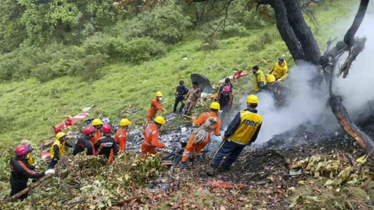 उत्तराखंड में हेलीकॉप्टर दुर्घटना: एक परिवार सहित सात लोगों की जान गई