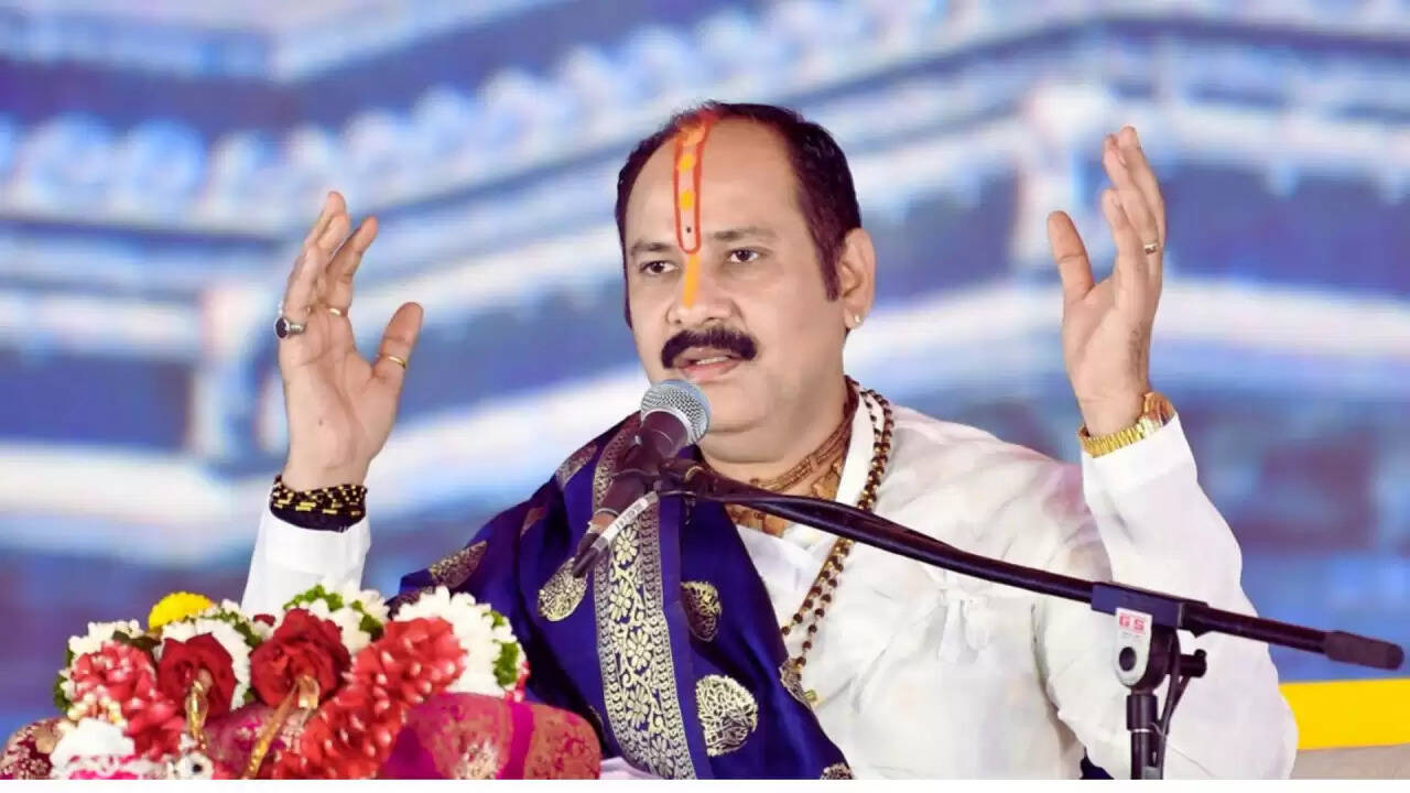 महिलाओं की नाभि पर विवादित बयान: कथावाचक प्रदीप मिश्रा का स्पष्टीकरण