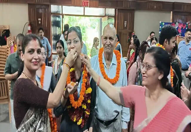 लखनऊ की अदिति मिश्रा ने 12वीं में 99.02% अंक प्राप्त कर टॉप किया