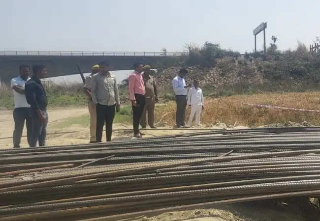 बलिया में निर्माण स्थल पर लोहे का ढांचा गिरने से दो मजदूरों की मौत