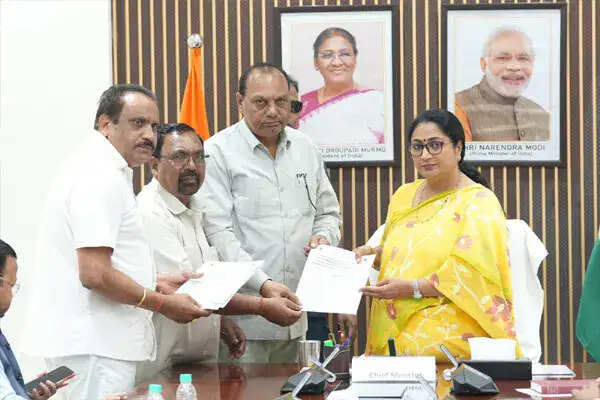 मुख्यमंत्री रेखा गुप्ता ने सफाई कर्मचारियों की समस्याओं को सुना