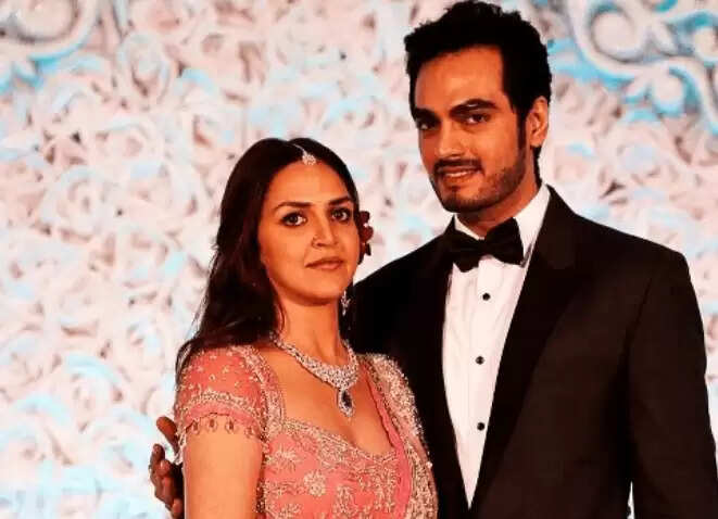 ईशा देओल और भरत तख्तानी का एयरपोर्ट पर साथ आना, फैंस के लिए सरप्राइज