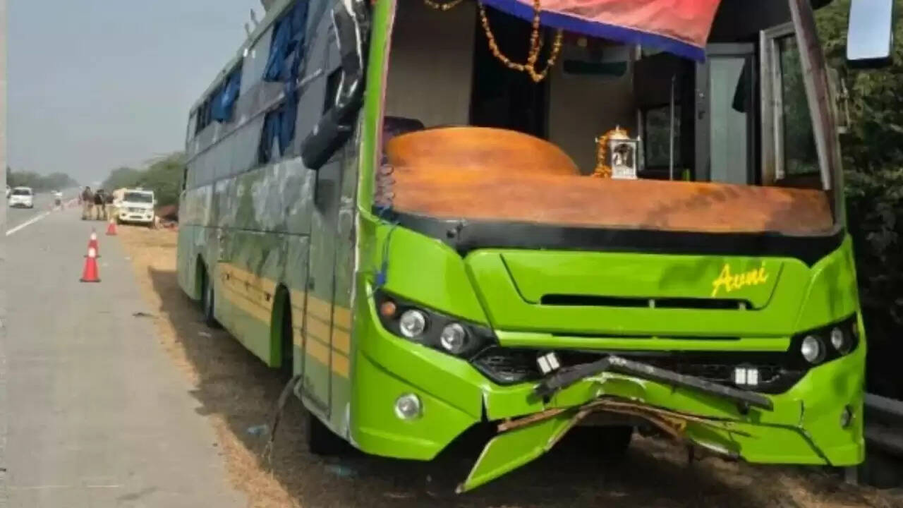 यमुना एक्सप्रेसवे पर डबल डेकर बस पलटी: 14 यात्री घायल, चालक फरार