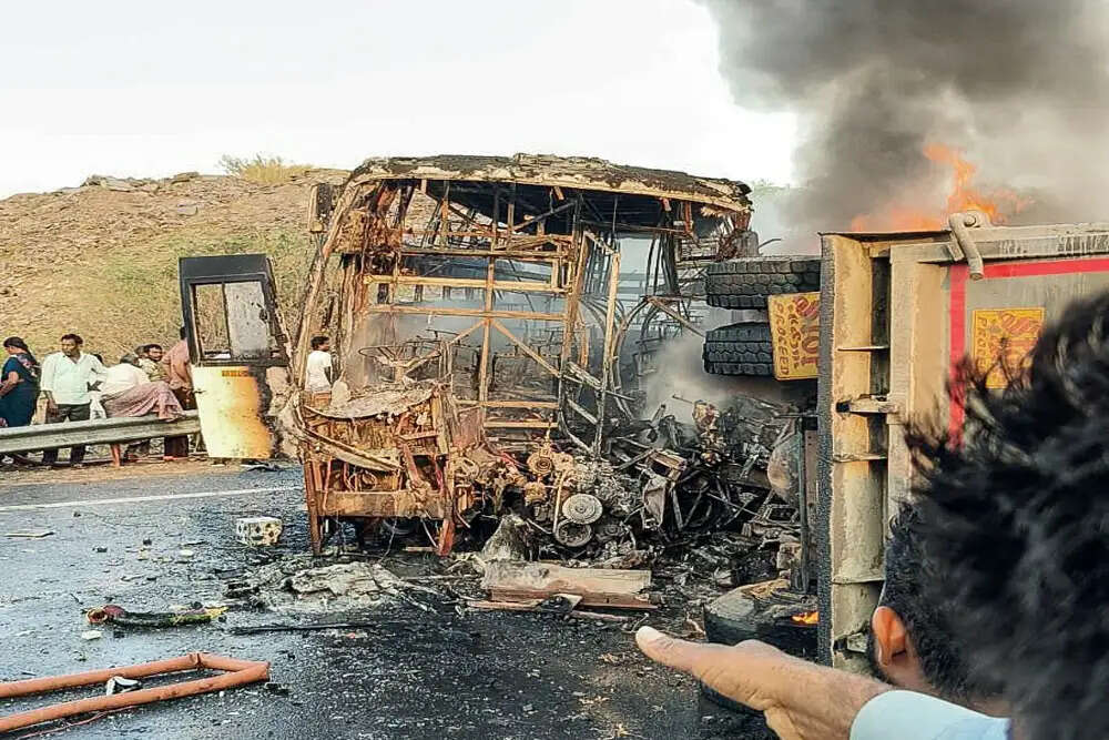 आंध्र प्रदेश में बस दुर्घटना: 14 लोगों की मौत, सहायता के लिए कंट्रोल रूम स्थापित