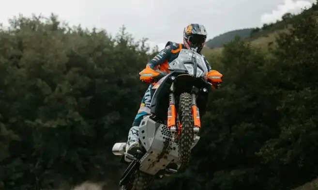 KTM 890 Adventure R Rally Limited Edition: नई रैली-प्रेरित बाइक का अनावरण