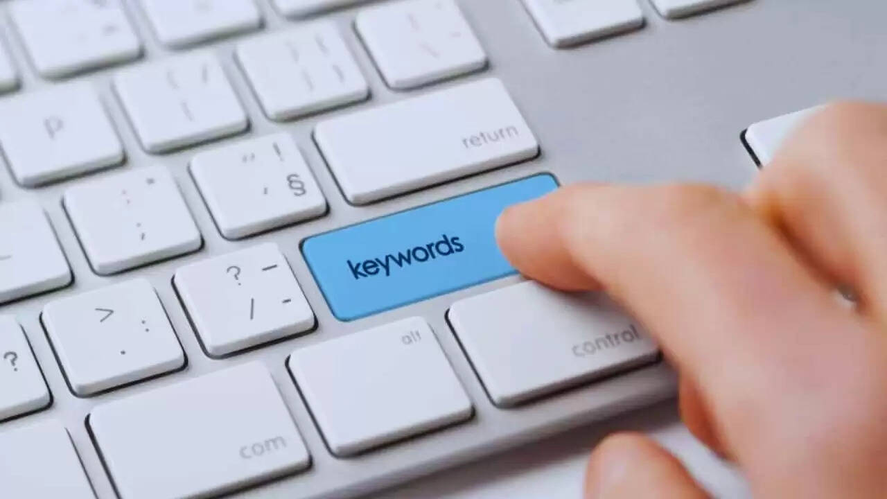 सोशल मीडिया पर 2025 के ट्रेंडिंग हैशटैग्स: जानें क्या है खास