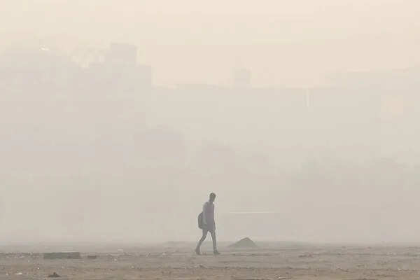 दिल्ली में वायु प्रदूषण की गंभीर स्थिति, AQI 409 तक पहुंचा
