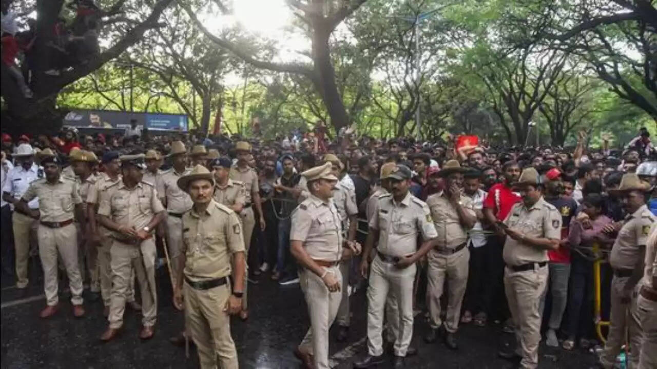 बेंगलुरु भगदड़ मामले में मार्केटिंग प्रमुख की गिरफ्तारी पर सवाल उठे
