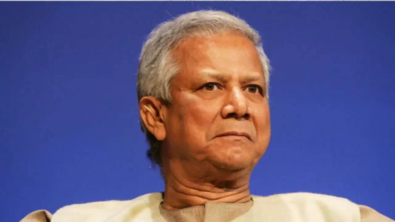 बांग्लादेश विमान हादसे के बाद मोहम्मद यूनुस की चंदा मांगने की अपील पर बवाल