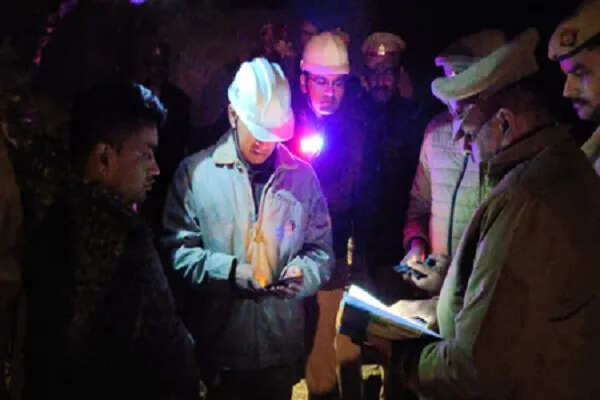 सोनभद्र में पहाड़ी धंसने से मलबे में दबे लोगों की तलाश जारी