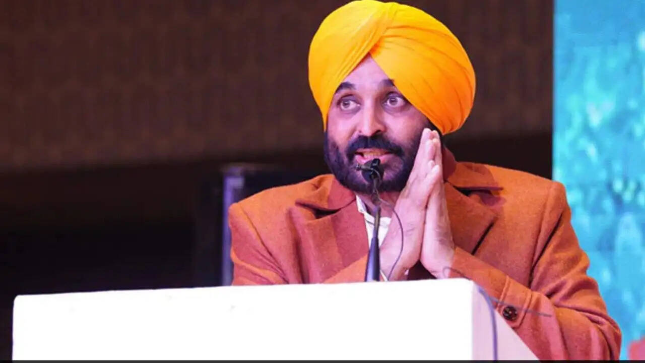 पंजाब के मुख्यमंत्री ने सरकारी स्कूलों के प्रिंसिपलों को सिंगापुर भेजा