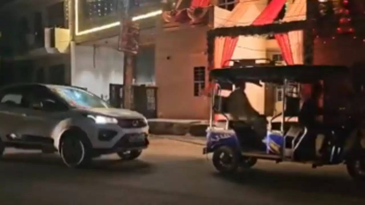 अलवर में ई-रिक्शा ने टाटा नेक्सन EV को खींचा, वायरल हुआ वीडियो