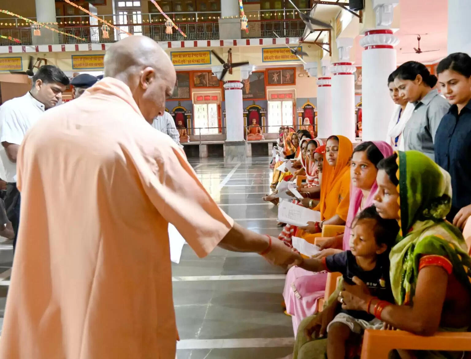 मुख्यमंत्री योगी आदित्यनाथ ने गोरखपुर में जनता दर्शन कार्यक्रम में सुनीं समस्याएं