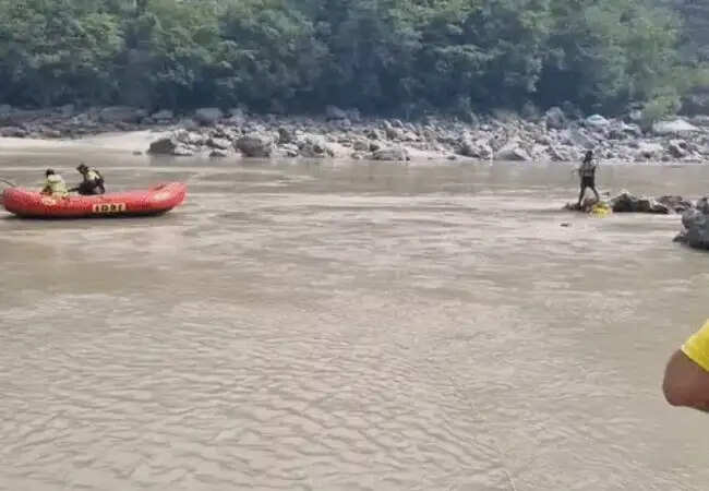ऋषिकेश में गंगा नदी में डूबे दो युवक, खोज जारी