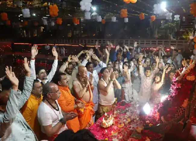 महाकाल मंदिर में नर्मदा जयंती पर कोटितीर्थ कुंड पर 1100 दीपों से सजी दीपमालिका