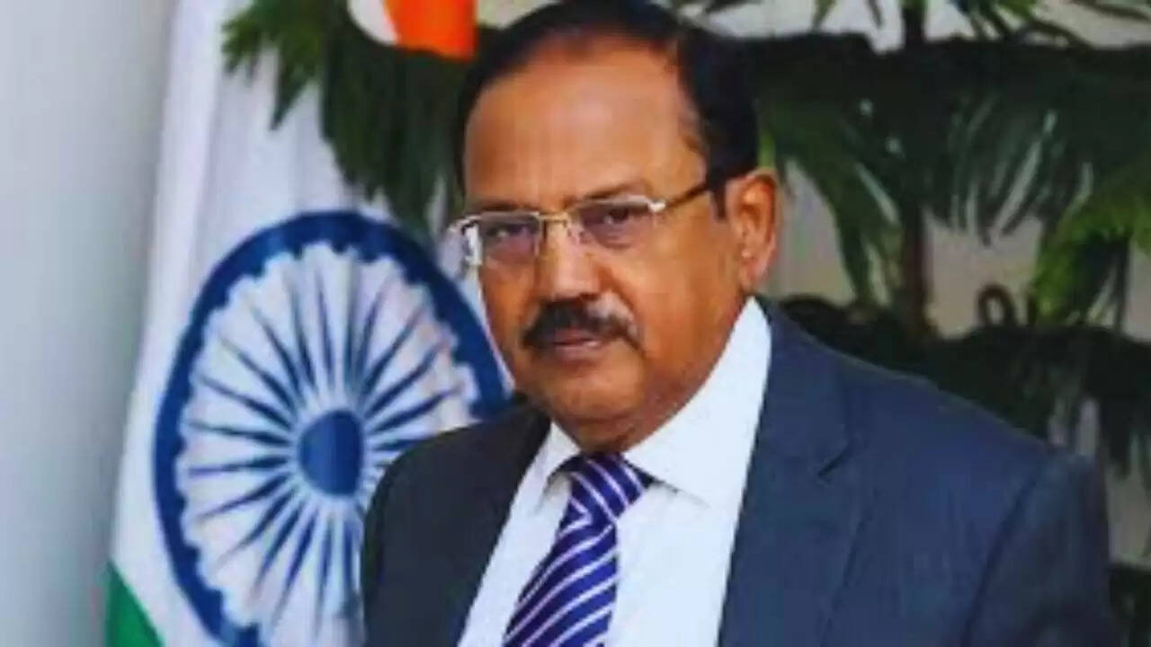 क्या है अजीत डोभाल की अनोखी जीवनशैली? जानें NSA के डिजिटल युग में फोन और इंटरनेट से दूर रहने के पीछे की वजह