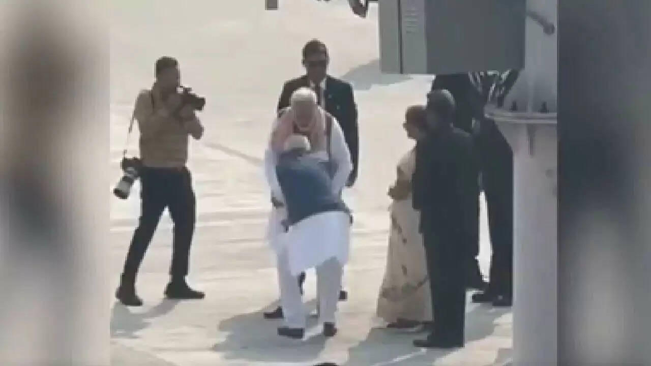 नीतीश कुमार ने फिर से संभाली बिहार की कमान, पीएम मोदी की मौजूदगी में लिया शपथ