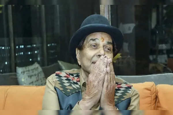 बॉलीवुड के दिग्गज अभिनेता धर्मेंद्र का निधन, शोक में डूबा फिल्म उद्योग