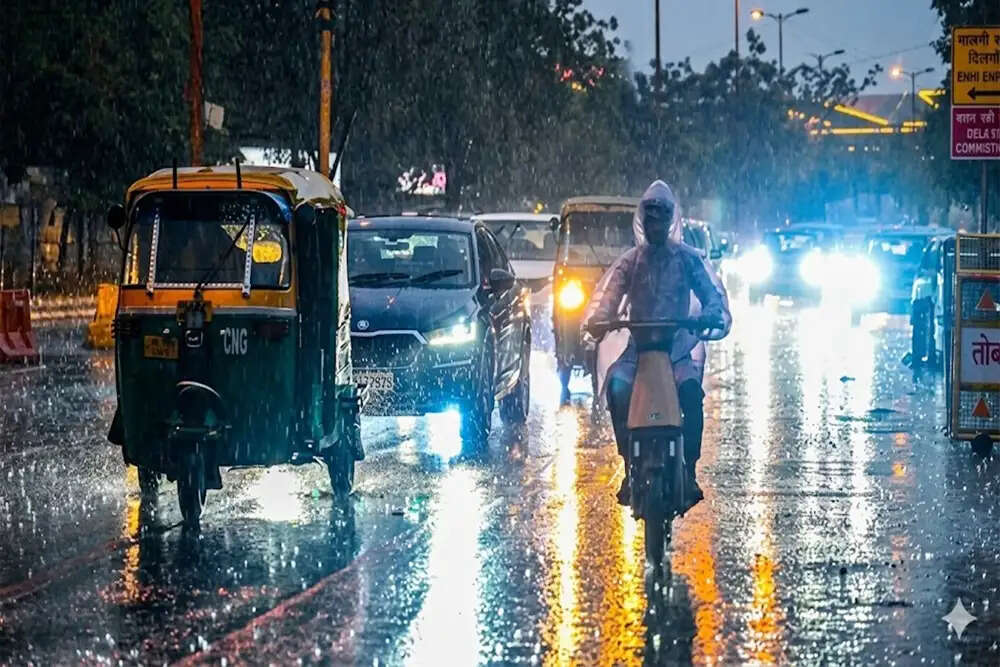 दिल्ली-एनसीआर में मौसम में बदलाव, बारिश से मिली गर्मी से राहत