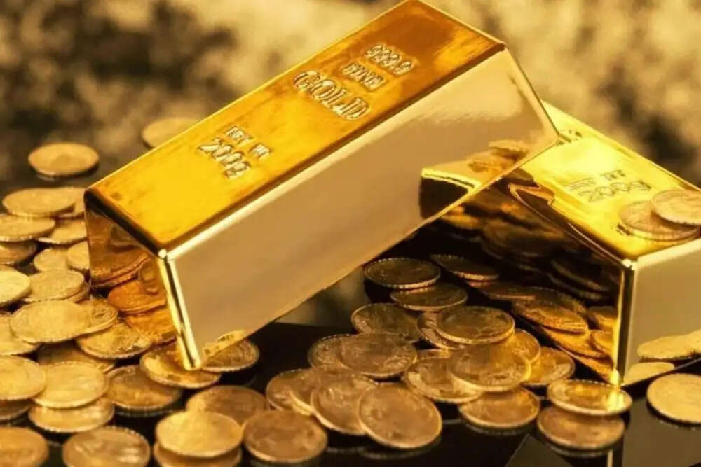 सोने और चांदी की कीमतों में गिरावट, लेकिन चांदी में उछाल