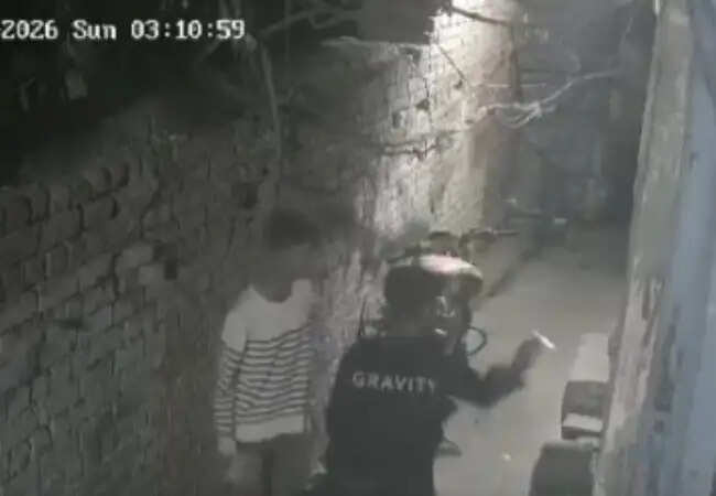 दिल्ली के आदर्श नगर में आगजनी का वायरल वीडियो, पुलिस ने शुरू की जांच