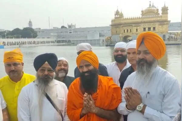 बाबा रामदेव ने सचखंड श्री दरबार साहिब में की प्रार्थना, बाढ़ प्रभावितों के लिए दिए 1 करोड़ रुपये