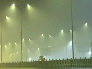 उत्तर भारत में घने कोहरे और ठंडी हवाओं का कहर जारी