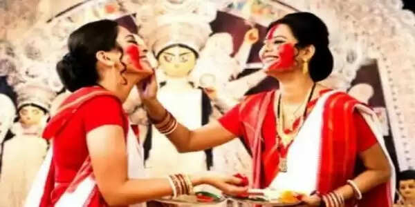 दशमी पर बंगाल की खास परंपरा - सिंदूर खेला