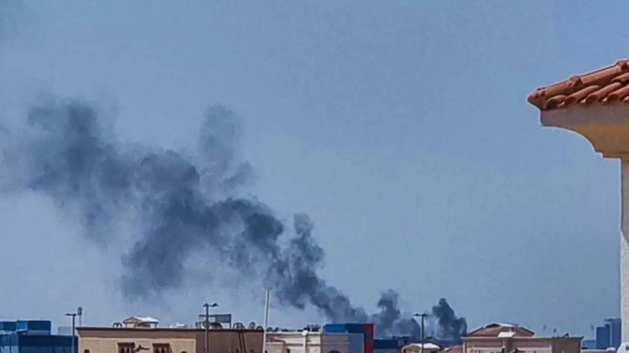 अबू धाबी में ईरानी मिसाइल मलबे से 12 लोग घायल, जानें क्या हुआ?